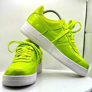 EUC Nike Air Force 1 Low '07 LV8 UV Cyber Neon Green‎ Men’s Size 7.5 AJ9505-300
